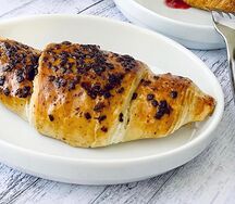 Круассан с пралине и шоколадной крошкой