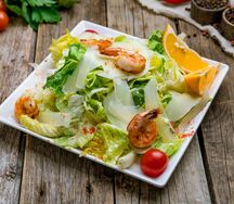Салат Цезарь с креветками