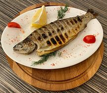 Форель, запеченная на мангале