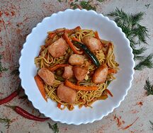 Лапша со свининой в кисло-сладком соусе