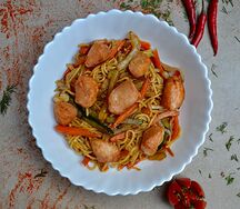 Лапша с курицей в кисло-сладком соусе