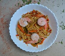 Лапша с креветками и овощами терияки