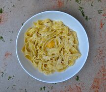 Спагетти с сыром моцарелла в сливочном соусе