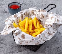 Картофель фри и кетчуп