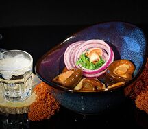 Ассорти маринованных грибов с луком