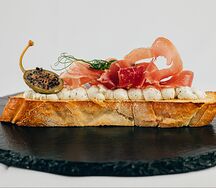Брускетта с хамоном трюфельным кремом и каперсами