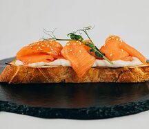 Брускетта со сливочным сыром и сашими из лосося с красной икрой