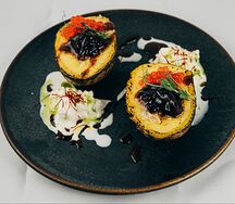 Картофель печёный в зале с сыром риккота и луковым конфитюром с подкопчёной сметаной и красной икрой