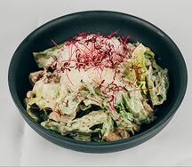Сливочный салат под соусом брасика с говядиной и грибами