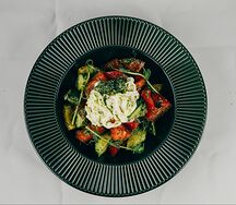 Салат с овощами и фундуком с сыром страчетелла