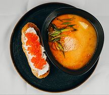 Рыбный суп с красной икрой