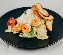 Любовница Цезаря с креветками и ананасом