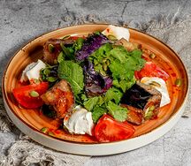 Теплый салат с баклажанами и томатами