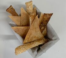 Хрустящие хлебцы с кунжутными чипсами
