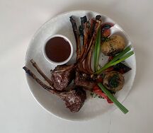 Каре барашка с печеным перцем и фирменным соусом