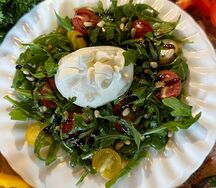Салат с бурратой и рукколой
