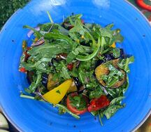 Баклажановый салат с рукколой