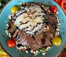 Салат с рукколой и мясом