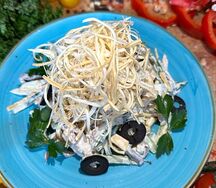 Салат с сыром сулугуни