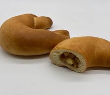 Рогалик из песочного теста с яблоком