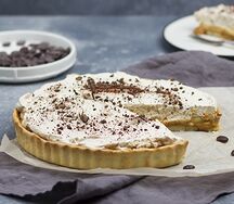Киш-пай с вареной сгущенкой, бананами и кофейными сливками