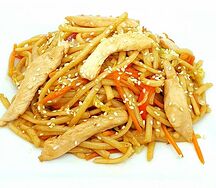 Пшеничная лапша с овощами и курицей