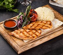 Филе фермерской куриной грудки на мангале с гарниром