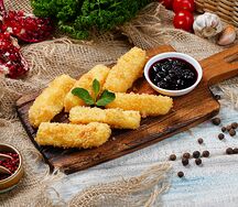 Жареный сулугуни с ежевичным соусом