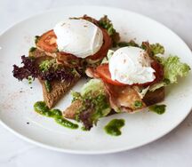 Хрустящий тост с беконом и яйцом пашот