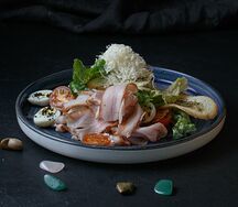 Цезарь с пастрами из индейки