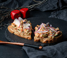 Брускетта со снежным крабом и икрой