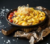 Паста с курицей и беконом в сырном соусе