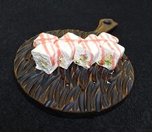 Сладкий ролл с клубничным соусом