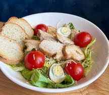 Салат Цезарь с курицей