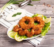Луковые кольца с креветками в кляре