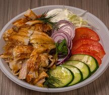 Шаурма с курицей на тарелке