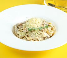Паста с курицей и грибами