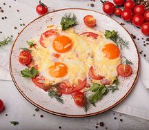 Яичница с помидорами, беконом и сыром
