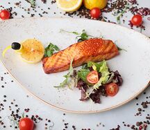 Стейк из лосося с пряными травами