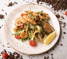 Салат с морепродуктами в европейском стиле