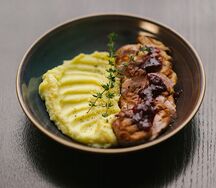 Утиная грудка с клюквенным соусом