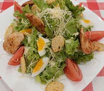 Салат цезарь с курицей