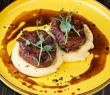 Медальоны в мясном соусе