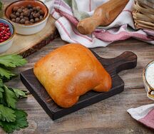 Пирожок с луком и яйцом