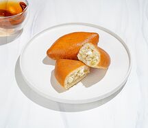 Пирожок с капустой и яйцом