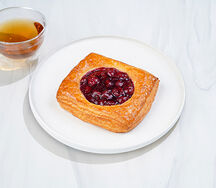 Слойка с вишней и заварным кремом