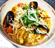 Паста с креветками и мидиями в томатном соусе