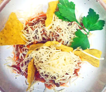 Начос с мясным фаршем и сырным соусом