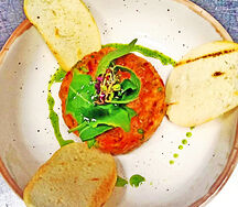 Тартар из лосося с гренками