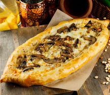 Пицца с шампиньонами и сыром